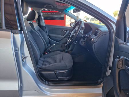 2011-Volkswagen-Polo-14-Comfortline-5-dr_11