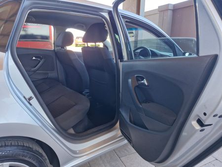2011-Volkswagen-Polo-14-Comfortline-5-dr_12