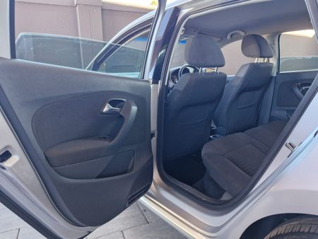 2011-Volkswagen-Polo-14-Comfortline-5-dr_15