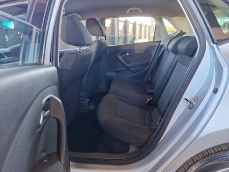 2011-Volkswagen-Polo-14-Comfortline-5-dr_16