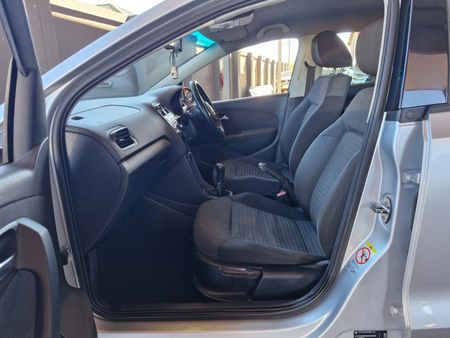 2011-Volkswagen-Polo-14-Comfortline-5-dr_17