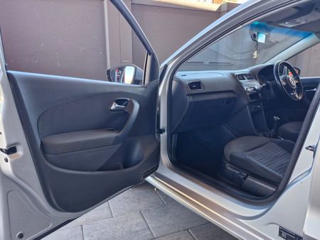 2011-Volkswagen-Polo-14-Comfortline-5-dr_18