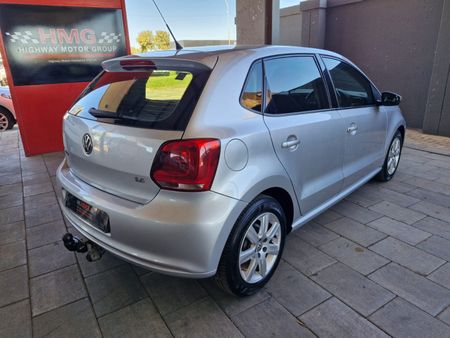 2011-Volkswagen-Polo-14-Comfortline-5-dr_2