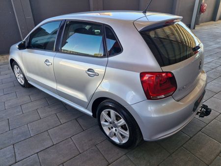 2011-Volkswagen-Polo-14-Comfortline-5-dr_5