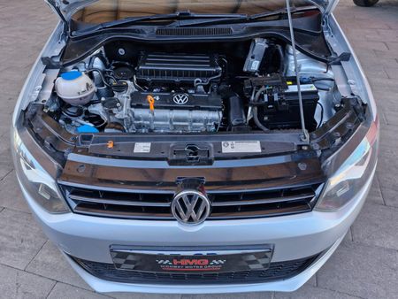 2011-Volkswagen-Polo-14-Comfortline-5-dr_8