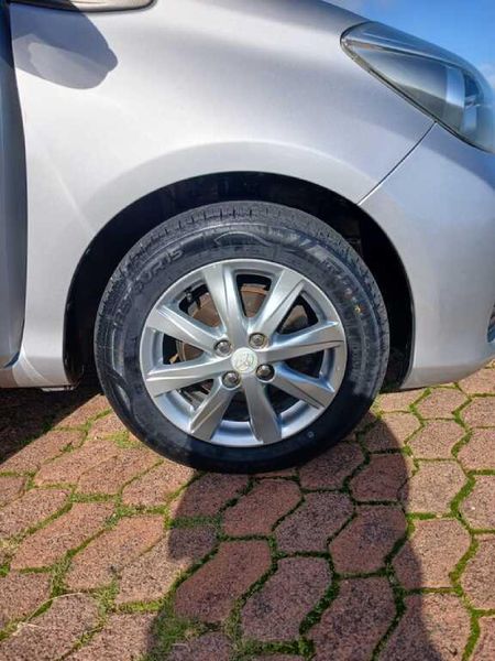 2014-Toyota-Yaris-13-Auto-5-dr_5