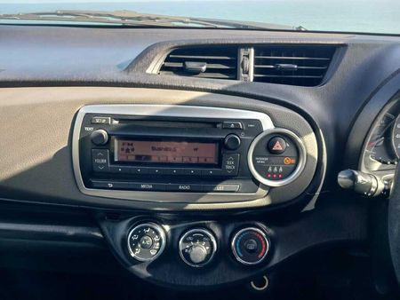 2014-Toyota-Yaris-13-Auto-5-dr_8