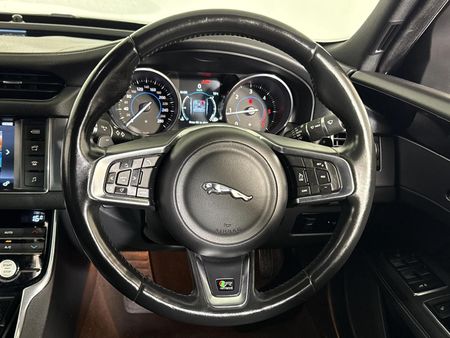 2016-Jaguar-XF-20-D-R-Sport_11