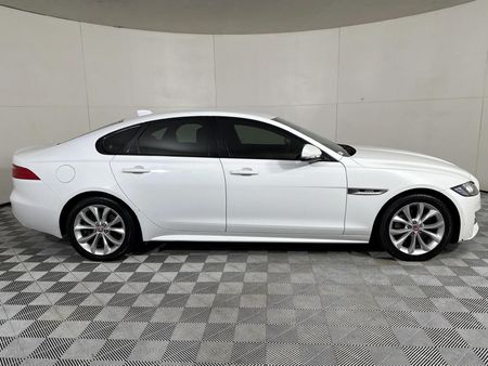 2016-Jaguar-XF-20-D-R-Sport_16