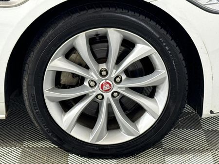 2016-Jaguar-XF-20-D-R-Sport_4