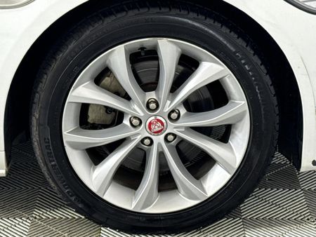 2016-Jaguar-XF-20-D-R-Sport_5