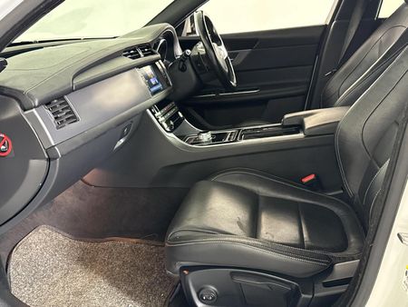2016-Jaguar-XF-20-D-R-Sport_8