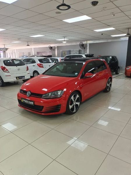 2013-Volkswagen-Golf-VII-GTI-20-TSI-Auto_2