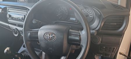2024-Toyota-Hilux-2000_5