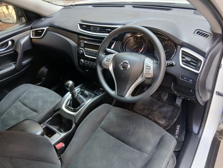 2017-Nissan-X-Trail-20-XE_9