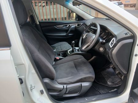 2017-Nissan-X-Trail-20-XE_8