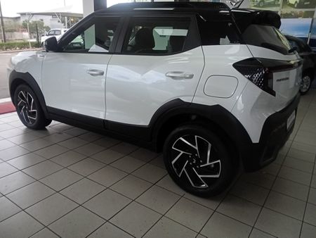 2025-Mahindra-XUV-3XO-12T-AX7L_2