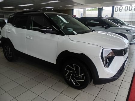 2025-Mahindra-XUV-3XO-12T-AX7L_3