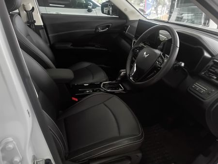 2025-Mahindra-XUV-3XO-12T-AX7L_4
