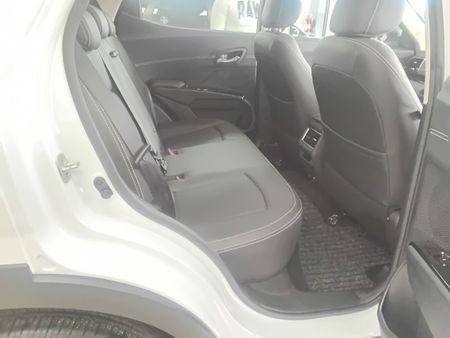 2025-Mahindra-XUV-3XO-12T-AX7L_6