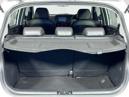 2022-Hyundai-Grand-i10-10-Fluid_13