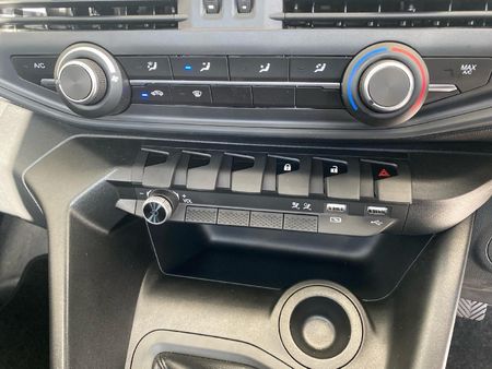 2026-Peugeot-Landtrek-19D-Professional-Single-Cab_12