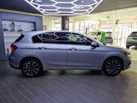 2017-Fiat-Tipo-14-Lounge-5-dr_13