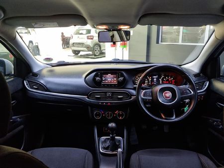 2017-Fiat-Tipo-14-Lounge-5-dr_14