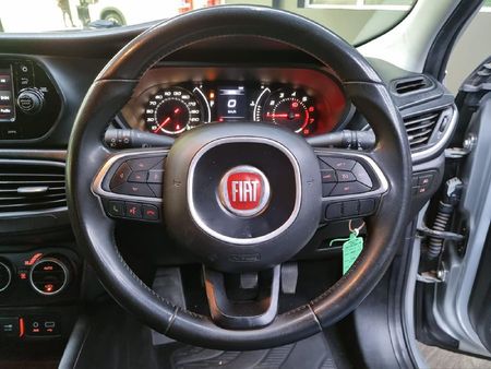 2017-Fiat-Tipo-14-Lounge-5-dr_23