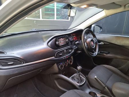 2017-Fiat-Tipo-14-Lounge-5-dr_5