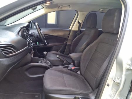 2017-Fiat-Tipo-14-Lounge-5-dr_8