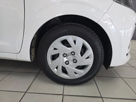 2025-Hyundai-Grand-i10-12-Motion-Auto_6