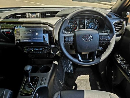 2026-Toyota-Hilux-28-GD-6-Raised-Body-Legend-Auto-Double-Cab_9