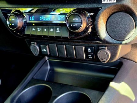 2026-Toyota-Hilux-28-GD-6-Raised-Body-Legend-Auto-Double-Cab_16