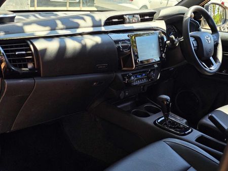 2026-Toyota-Hilux-28-GD-6-Raised-Body-Legend-Auto-Double-Cab_5