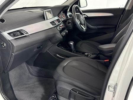 2016-BMW-X1-sDrive18i_8