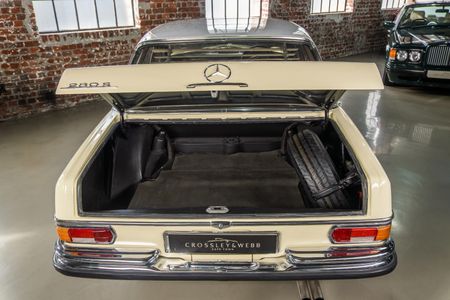 1970-Mercedes-Benz-W108-280s_19