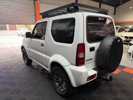 2017-Suzuki-Jimny-13_4