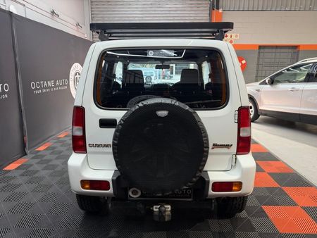 2017-Suzuki-Jimny-13_5