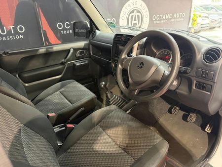 2017-Suzuki-Jimny-13_6