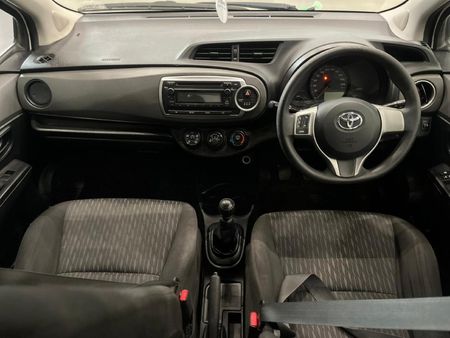 2013-Toyota-Yaris-13-XI-5-dr_9