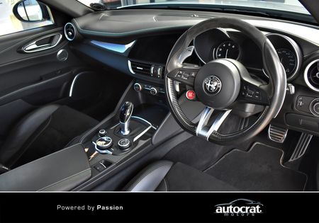 2020-Alfa-Romeo-Giulia-29T-V6-Quadrifoglio-Race-Edition_12