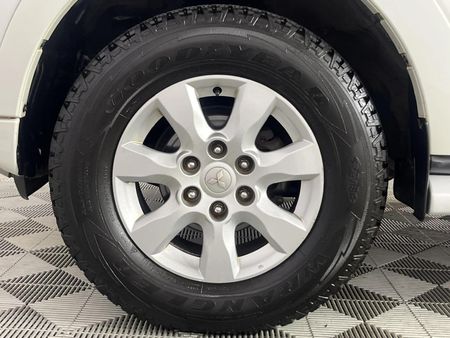 2014-Mitsubishi-Pajero-32-Di-Dc-GLS-SWB-Auto_3
