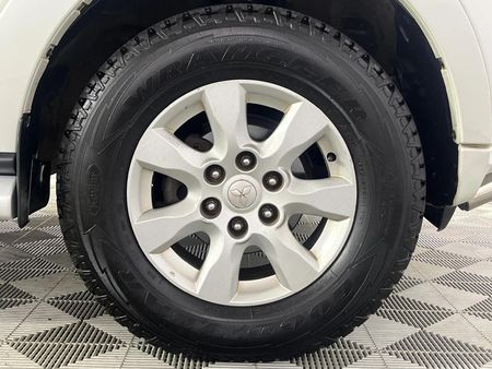 2014-Mitsubishi-Pajero-32-Di-Dc-GLS-SWB-Auto_4