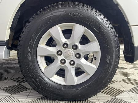 2014-Mitsubishi-Pajero-32-Di-Dc-GLS-SWB-Auto_5