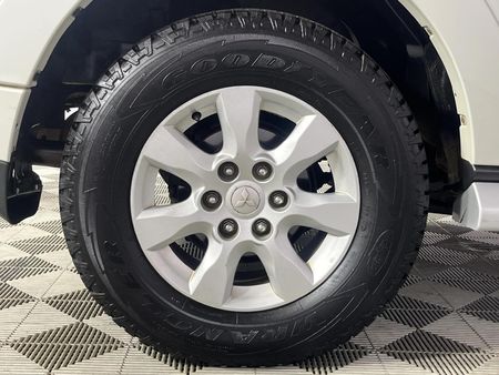 2014-Mitsubishi-Pajero-32-Di-Dc-GLS-SWB-Auto_6