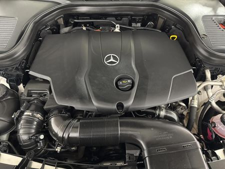 2017-Mercedes-Benz-GLC-250d_12