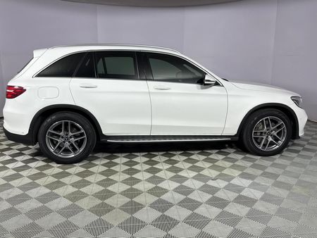 2017-Mercedes-Benz-GLC-250d_16