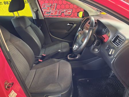 2011-Volkswagen-Polo-14-Comfortline_9