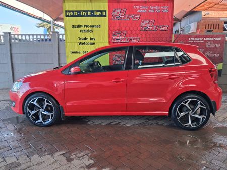 2011-Volkswagen-Polo-14-Comfortline_1